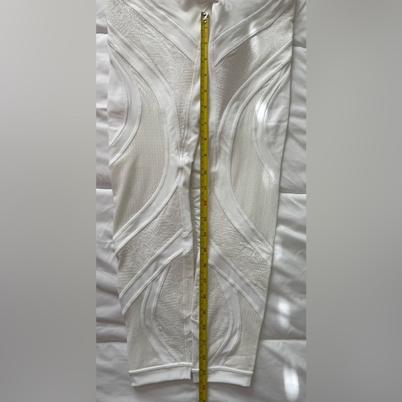 Lululemon NWOT SZ2 - Picture 3 of 3